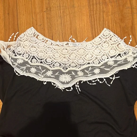 CI 22 black top with white lace - Picture 4 of 4